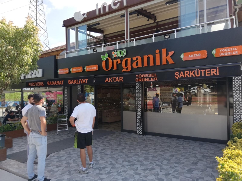 HC Branda Reklam olarak, tabela tasarımından üretim ve montaja kadar tüm süreci profesyonel ekibimizle yürütüyoruz.